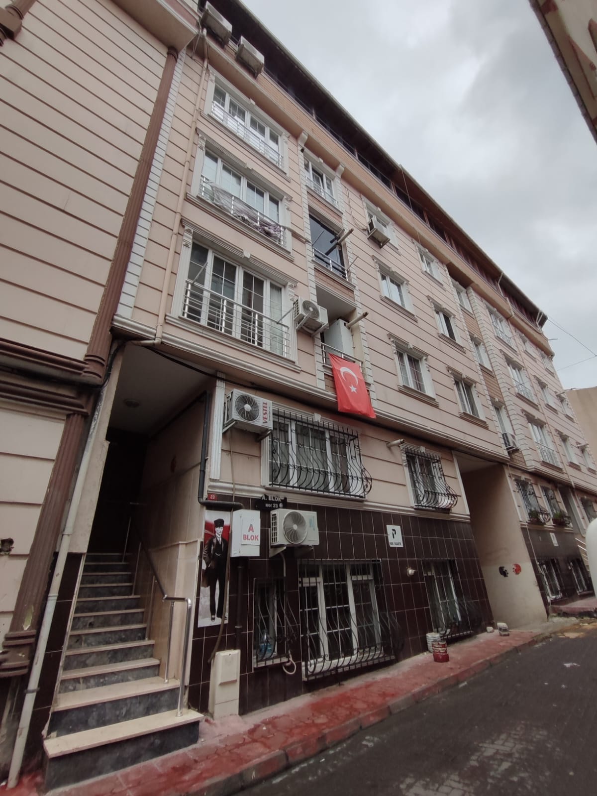 MURAT KÖSE GAYRİMENKUL  METROBÜSE ÇOK YAKIN SATILIK DAİRE  FİYAT SORUNUZ.